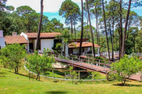 Espectacular casa con alberca y un hermoso jardin, con vista al bosque